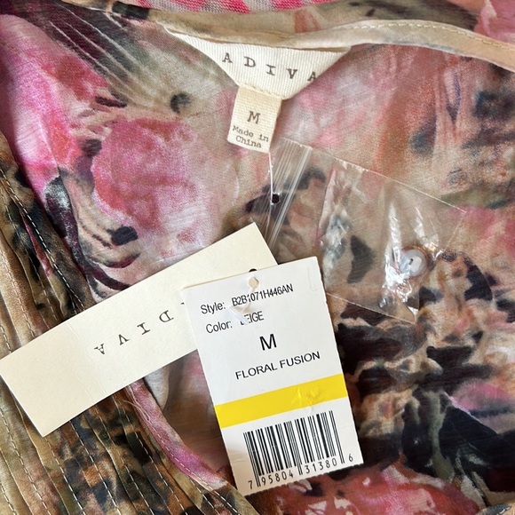 NWT Adiva Floral Fushion Rose Print Crochet Lace Pintucked Top in Beige - M - Picture 9 of 11